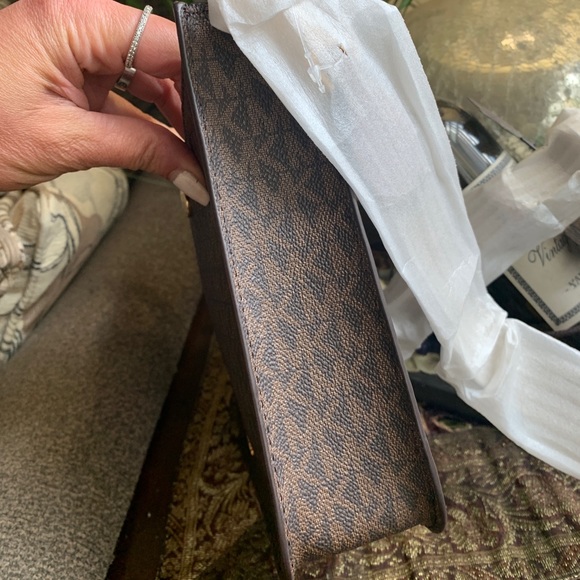 Authentic MICHAEL KORS Signature leather snap magnetic top Crossbody - Picture 10 of 15